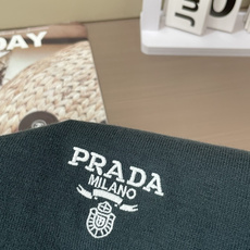 PRADA细针织短袖|高级雾蓝+纯净白两色胸口迷你复古刺绣徽章,低调不张扬细腻薄款针织面料,软糯透气,春 PRADA细针织短袖|高级雾蓝+纯净白两色胸口迷你复古刺绣徽章,低调不张扬细腻薄款针织面料,软糯透气,春