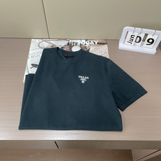 PRADA细针织短袖|高级雾蓝+纯净白两色胸口迷你复古刺绣徽章,低调不张扬细腻薄款针织面料,软糯透气,春 PRADA细针织短袖|高级雾蓝+纯净白两色胸口迷你复古刺绣徽章,低调不张扬细腻薄款针织面料,软糯透气,春