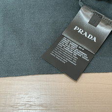 PRADA细针织短袖|高级雾蓝+纯净白两色胸口迷你复古刺绣徽章,低调不张扬细腻薄款针织面料,软糯透气,春 PRADA细针织短袖|高级雾蓝+纯净白两色胸口迷你复古刺绣徽章,低调不张扬细腻薄款针织面料,软糯透气,春