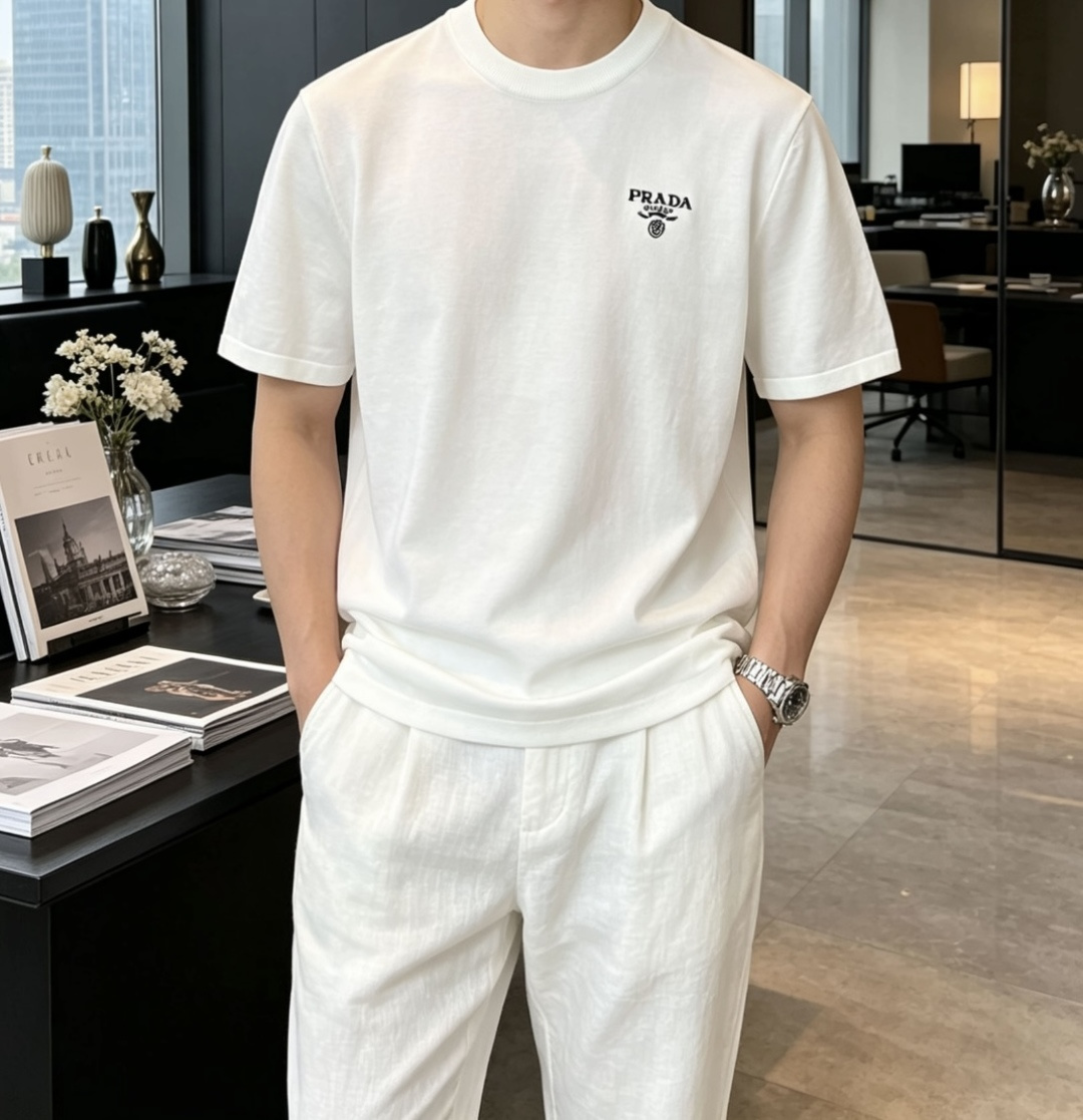 PRADA细针织短袖｜高级雾蓝+纯净白两色胸口迷你复古刺绣徽章，低调不张扬细腻薄款针织面料，软糯透气，春