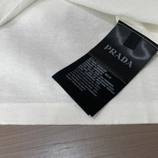 PRADA细针织短袖|高级雾蓝+纯净白两色胸口迷你复古刺绣徽章,低调不张扬细腻薄款针织面料,软糯透气,春 PRADA细针织短袖|高级雾蓝+纯净白两色胸口迷你复古刺绣徽章,低调不张扬细腻薄款针织面料,软糯透气,春