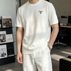 PRADA细针织短袖|高级雾蓝+纯净白两色胸口迷你复古刺绣徽章,低调不张扬细腻薄款针织面料,软糯透气,春 PRADA细针织短袖|高级雾蓝+纯净白两色胸口迷你复古刺绣徽章,低调不张扬细腻薄款针织面料,软糯透气,春