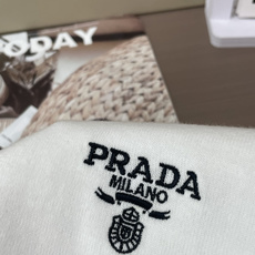 PRADA细针织短袖|高级雾蓝+纯净白两色胸口迷你复古刺绣徽章,低调不张扬细腻薄款针织面料,软糯透气,春 PRADA细针织短袖|高级雾蓝+纯净白两色胸口迷你复古刺绣徽章,低调不张扬细腻薄款针织面料,软糯透气,春