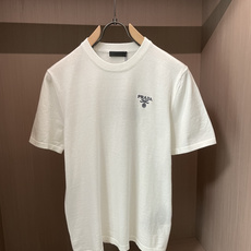 PRADA细针织短袖|高级雾蓝+纯净白两色胸口迷你复古刺绣徽章,低调不张扬细腻薄款针织面料,软糯透气,春 PRADA细针织短袖|高级雾蓝+纯净白两色胸口迷你复古刺绣徽章,低调不张扬细腻薄款针织面料,软糯透气,春