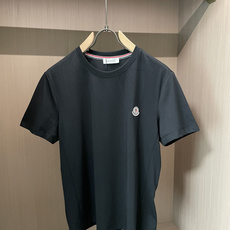 MONCLER基础款短袖,把极简高级感刻进细节里,通勤休闲全能拿捏。甄选高支顺滑针织面料,上手软糯垂顺, MONCLER基础款短袖,把极简高级感刻进细节里,通勤休闲全能拿捏。甄选高支顺滑针织面料,上手软糯垂顺,