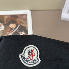 MONCLER基础款短袖,把极简高级感刻进细节里,通勤休闲全能拿捏。甄选高支顺滑针织面料,上手软糯垂顺, MONCLER基础款短袖,把极简高级感刻进细节里,通勤休闲全能拿捏。甄选高支顺滑针织面料,上手软糯垂顺,