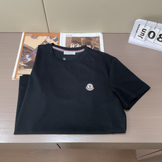 MONCLER基础款短袖,把极简高级感刻进细节里,通勤休闲全能拿捏。甄选高支顺滑针织面料,上手软糯垂顺, MONCLER基础款短袖,把极简高级感刻进细节里,通勤休闲全能拿捏。甄选高支顺滑针织面料,上手软糯垂顺,