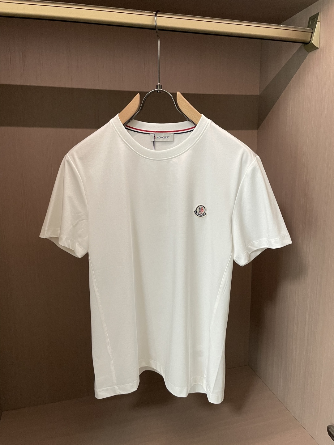 MONCLER基础款短袖，把极简高级感刻进细节里，通勤休闲全能拿捏。甄选高支顺滑针织面料，上手软糯垂顺，