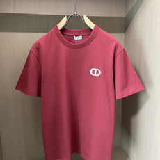 法式极简CD刺绣基础T恤小标设计摒弃浮夸,低调彰显穿搭品味重磅棉料平衡舒适与利落版型藏蓝、树莓红两种氛围 法式极简CD刺绣基础T恤小标设计摒弃浮夸,低调彰显穿搭品味重磅棉料平衡舒适与利落版型藏蓝、树莓红两种氛围