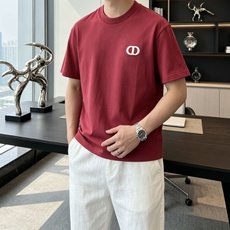 法式极简CD刺绣基础T恤小标设计摒弃浮夸,低调彰显穿搭品味重磅棉料平衡舒适与利落版型藏蓝、树莓红两种氛围 法式极简CD刺绣基础T恤小标设计摒弃浮夸,低调彰显穿搭品味重磅棉料平衡舒适与利落版型藏蓝、树莓红两种氛围