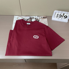 法式极简CD刺绣基础T恤小标设计摒弃浮夸,低调彰显穿搭品味重磅棉料平衡舒适与利落版型藏蓝、树莓红两种氛围 法式极简CD刺绣基础T恤小标设计摒弃浮夸,低调彰显穿搭品味重磅棉料平衡舒适与利落版型藏蓝、树莓红两种氛围