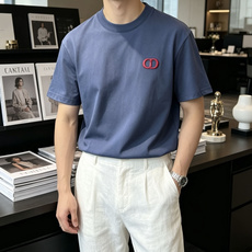法式极简CD刺绣基础T恤小标设计摒弃浮夸,低调彰显穿搭品味重磅棉料平衡舒适与利落版型藏蓝、树莓红两种氛围 法式极简CD刺绣基础T恤小标设计摒弃浮夸,低调彰显穿搭品味重磅棉料平衡舒适与利落版型藏蓝、树莓红两种氛围