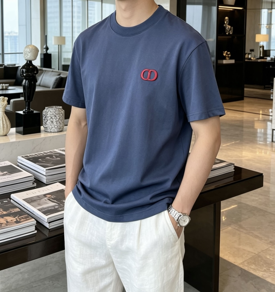 法式极简CD刺绣基础T恤小标设计摒弃浮夸，低调彰显穿搭品味重磅棉料平衡舒适与利落版型藏蓝、树莓红两种氛围