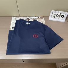 法式极简CD刺绣基础T恤小标设计摒弃浮夸,低调彰显穿搭品味重磅棉料平衡舒适与利落版型藏蓝、树莓红两种氛围 法式极简CD刺绣基础T恤小标设计摒弃浮夸,低调彰显穿搭品味重磅棉料平衡舒适与利落版型藏蓝、树莓红两种氛围