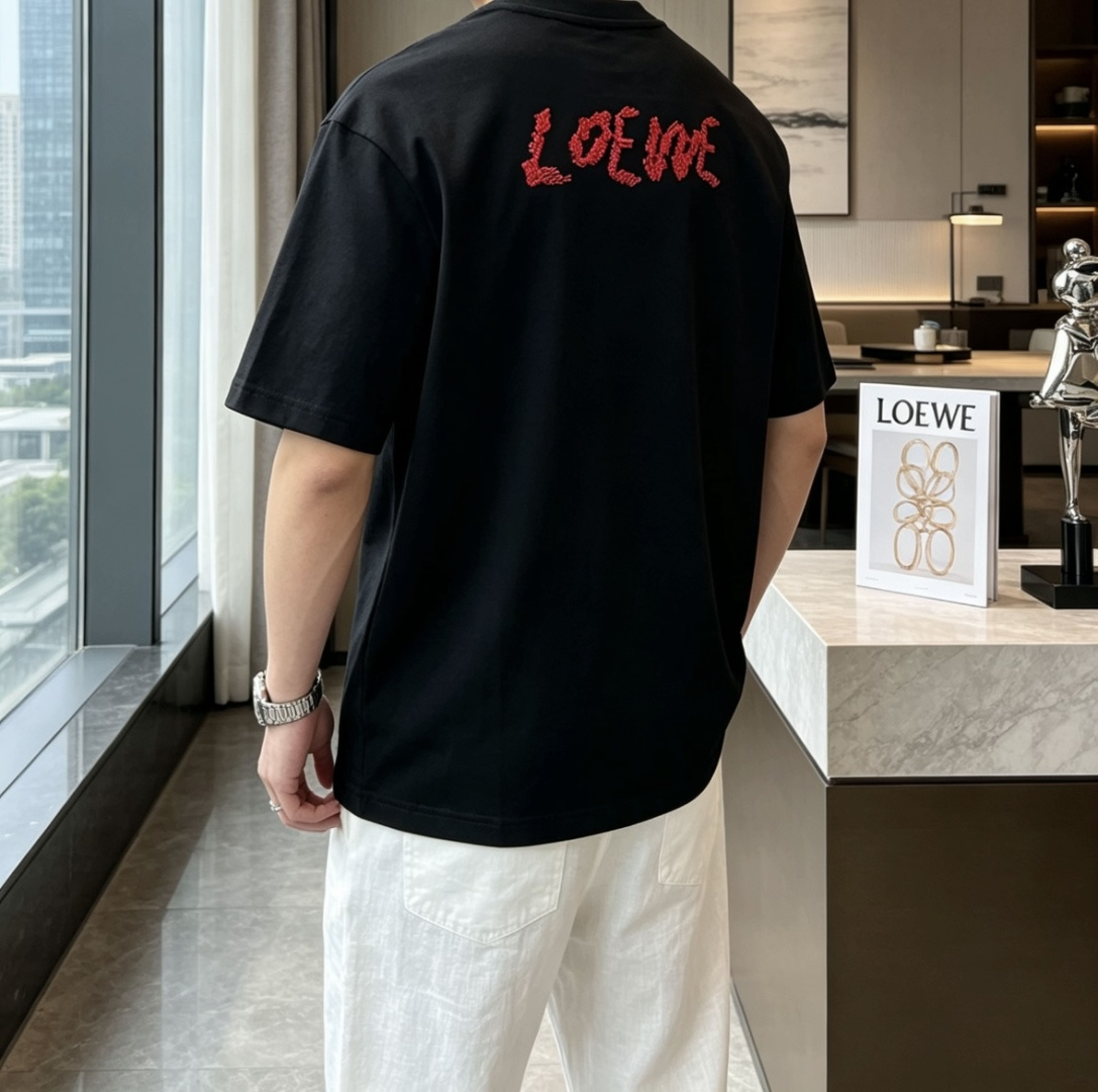 LOEWE经典红色Anagram刺绣短袖｜黑白双色齐发标志性缠绕图腾刺绣，红色撞色低调亮眼重磅长绒棉面料