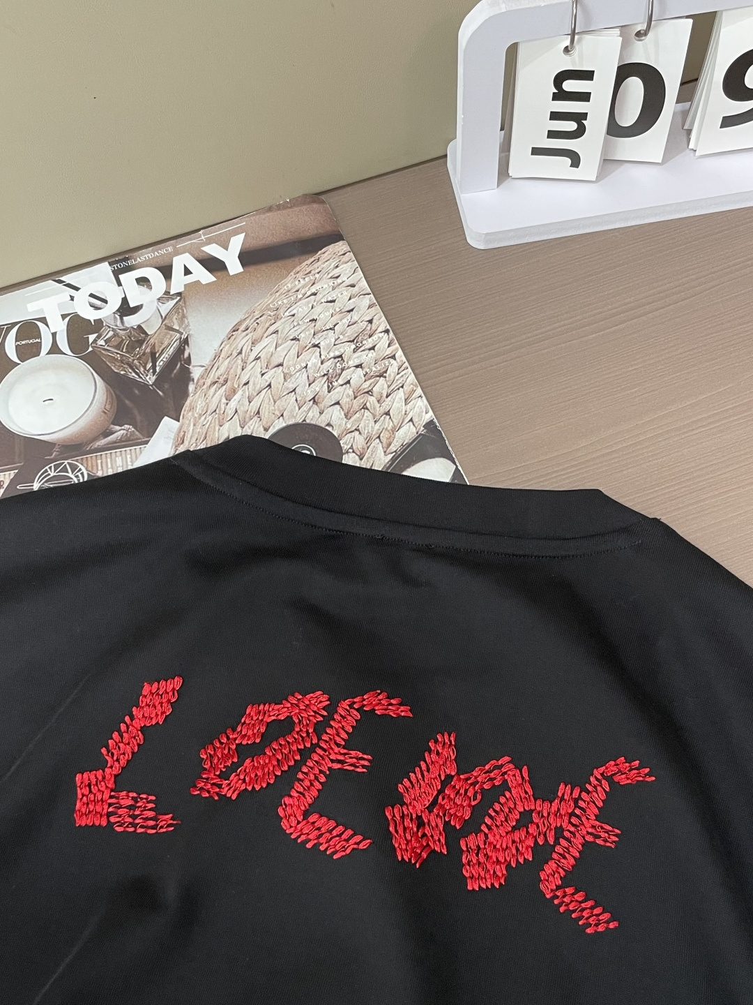 LOEWE经典红色Anagram刺绣短袖｜黑白双色齐发标志性缠绕图腾刺绣，红色撞色低调亮眼重磅长绒棉面料