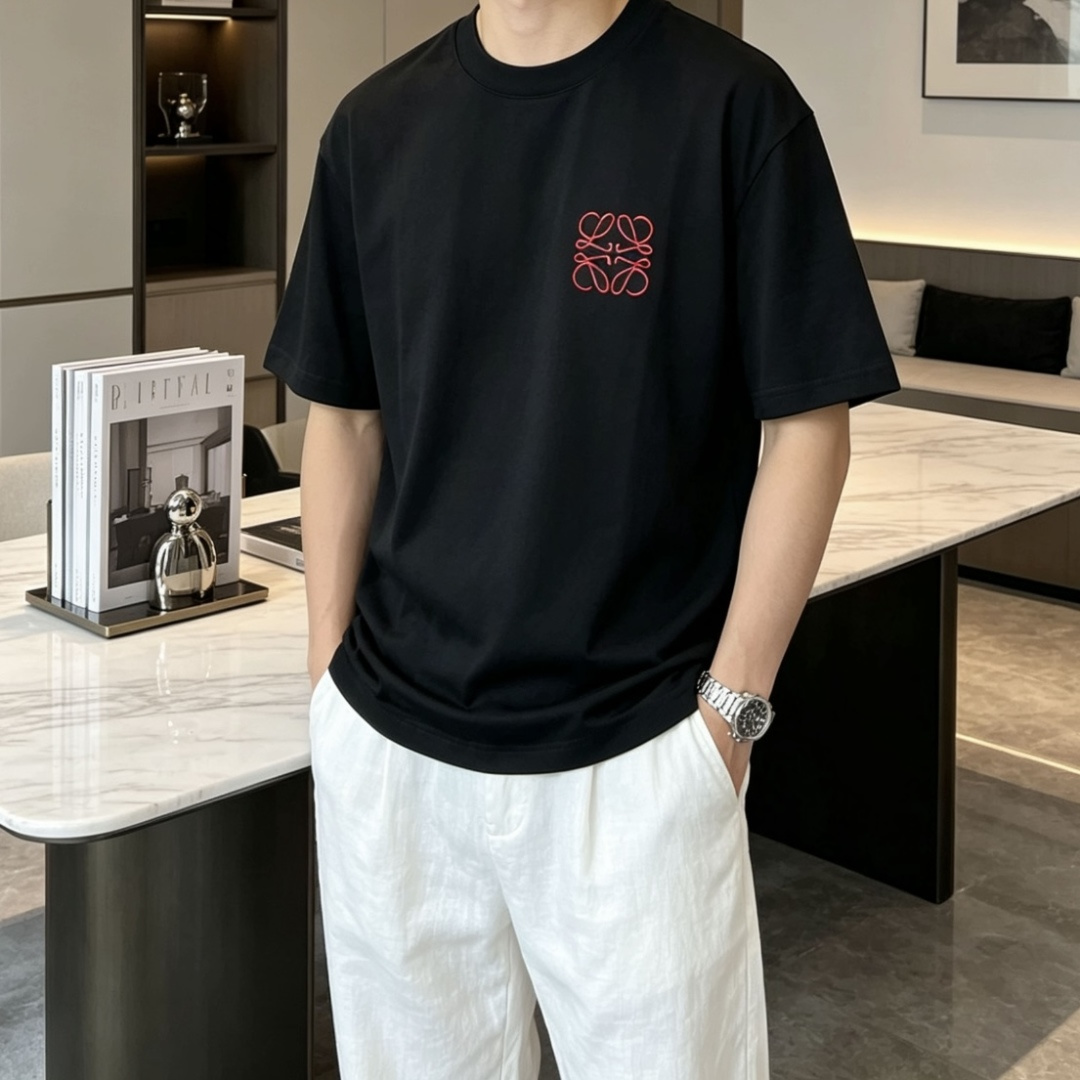 LOEWE经典红色Anagram刺绣短袖｜黑白双色齐发标志性缠绕图腾刺绣，红色撞色低调亮眼重磅长绒棉面料