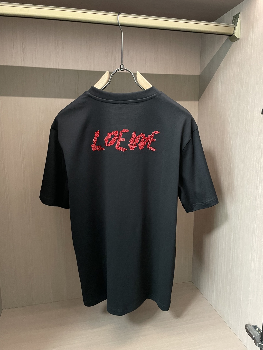 LOEWE经典红色Anagram刺绣短袖｜黑白双色齐发标志性缠绕图腾刺绣，红色撞色低调亮眼重磅长绒棉面料