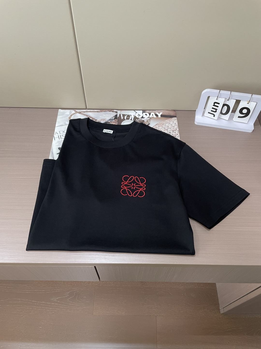 LOEWE经典红色Anagram刺绣短袖｜黑白双色齐发标志性缠绕图腾刺绣，红色撞色低调亮眼重磅长绒棉面料