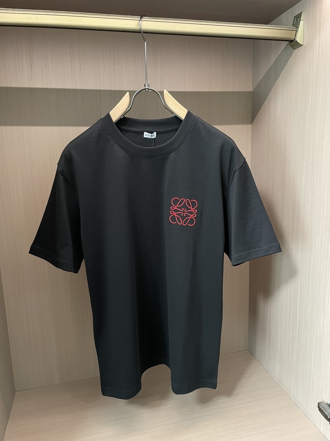 LOEWE经典红色Anagram刺绣短袖｜黑白双色齐发标志性缠绕图腾刺绣，红色撞色低调亮眼重磅长绒棉面料