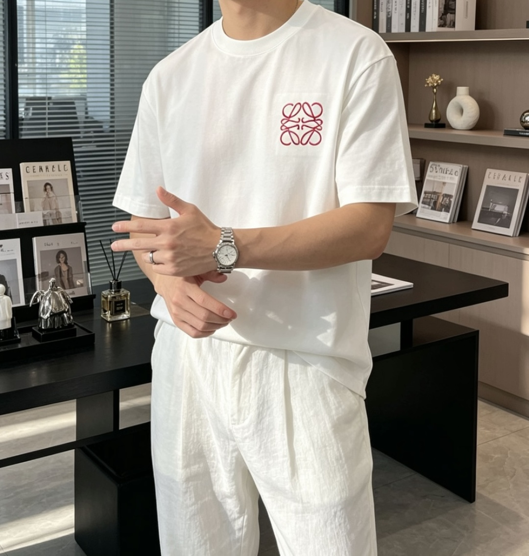 LOEWE经典红色Anagram刺绣短袖｜黑白双色齐发标志性缠绕图腾刺绣，红色撞色低调亮眼重磅长绒棉面料