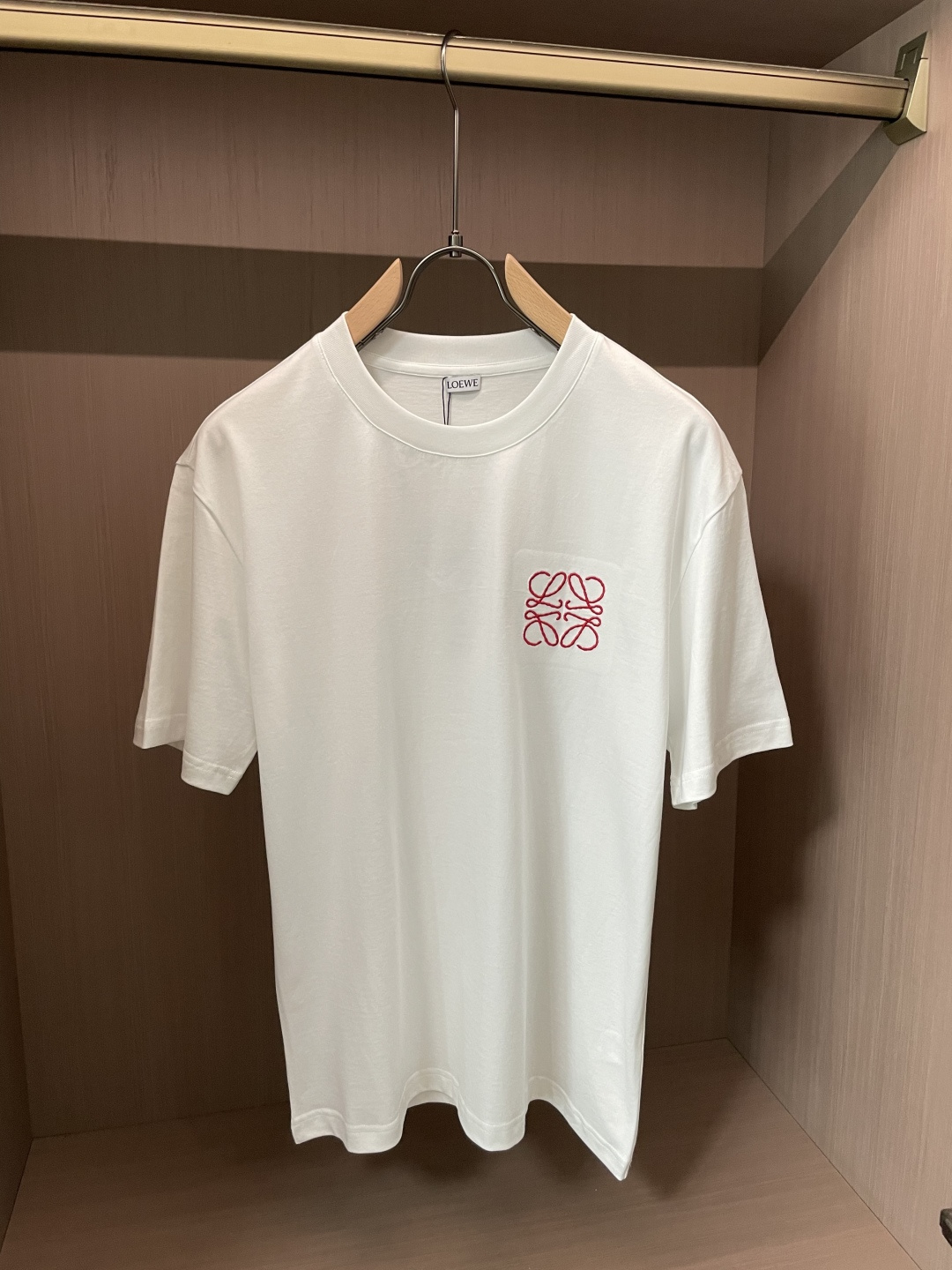 LOEWE经典红色Anagram刺绣短袖｜黑白双色齐发标志性缠绕图腾刺绣，红色撞色低调亮眼重磅长绒棉面料