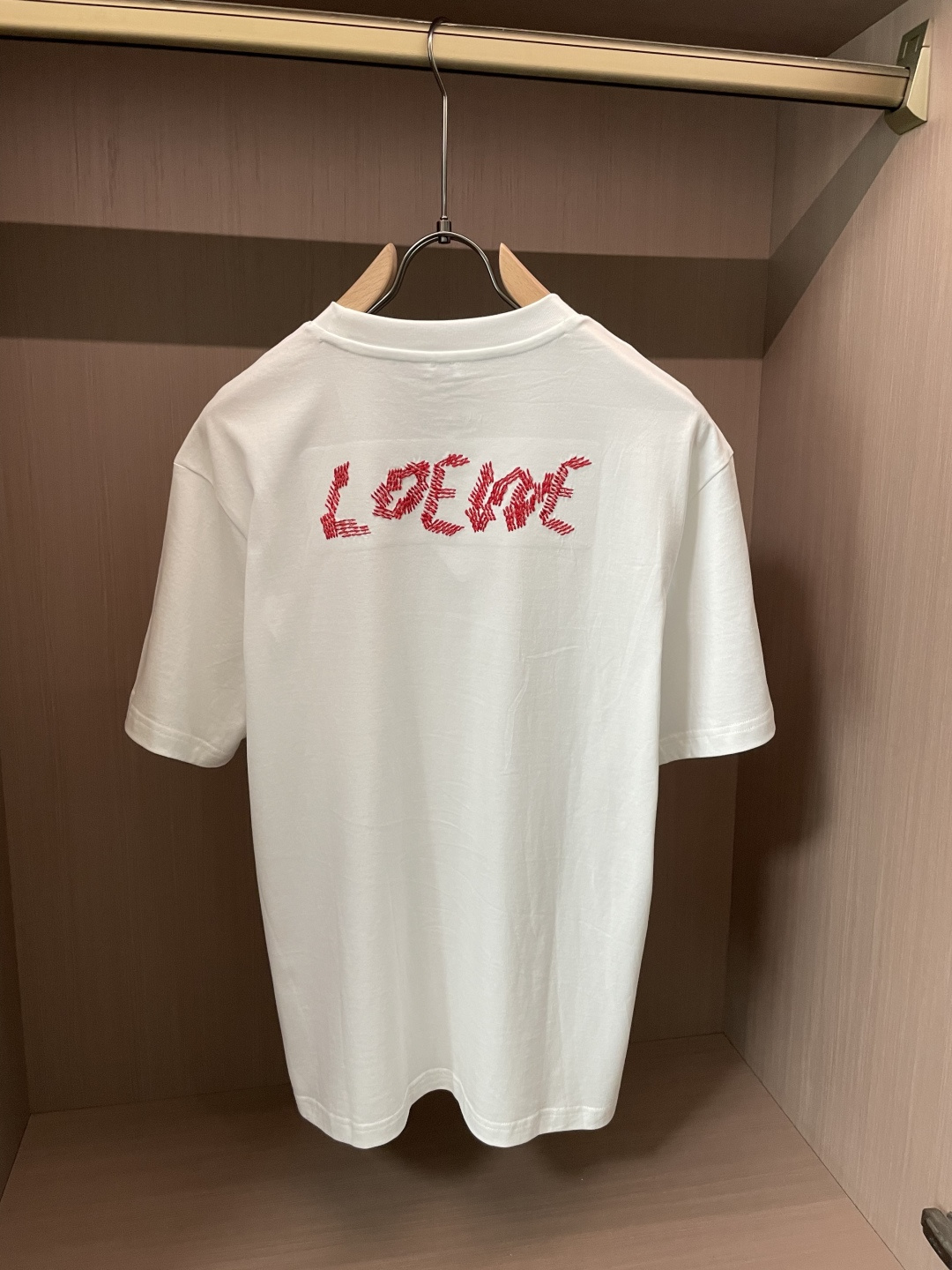 LOEWE经典红色Anagram刺绣短袖｜黑白双色齐发标志性缠绕图腾刺绣，红色撞色低调亮眼重磅长绒棉面料