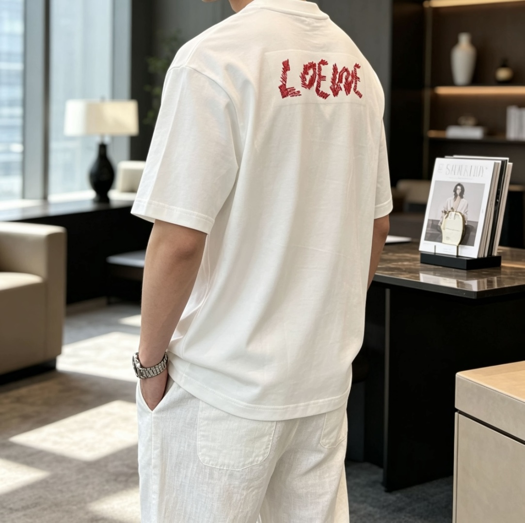 LOEWE经典红色Anagram刺绣短袖｜黑白双色齐发标志性缠绕图腾刺绣，红色撞色低调亮眼重磅长绒棉面料