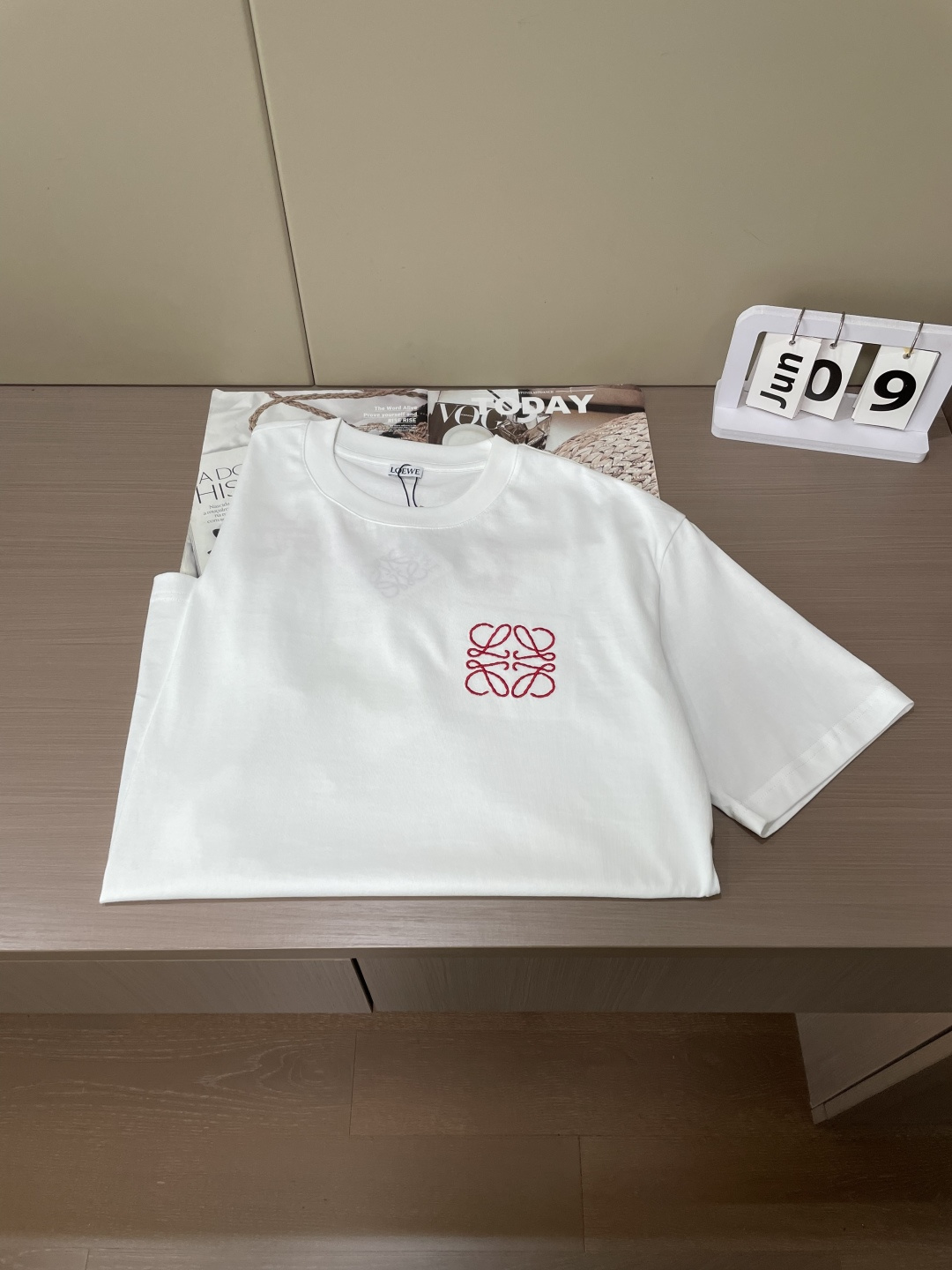 LOEWE经典红色Anagram刺绣短袖｜黑白双色齐发标志性缠绕图腾刺绣，红色撞色低调亮眼重磅长绒棉面料