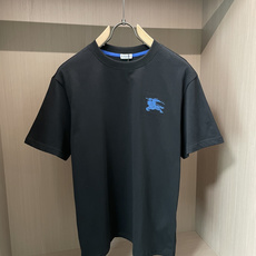 Burberry蓝战马刺绣短袖|黑白双色上新亮眼蓝色骑士战马刺绣,撞色设计简约吸睛领口内置蓝色织带,细节 Burberry蓝战马刺绣短袖|黑白双色上新亮眼蓝色骑士战马刺绣,撞色设计简约吸睛领口内置蓝色织带,细节