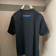 Burberry蓝战马刺绣短袖|黑白双色上新亮眼蓝色骑士战马刺绣,撞色设计简约吸睛领口内置蓝色织带,细节 Burberry蓝战马刺绣短袖|黑白双色上新亮眼蓝色骑士战马刺绣,撞色设计简约吸睛领口内置蓝色织带,细节