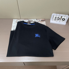 Burberry蓝战马刺绣短袖|黑白双色上新亮眼蓝色骑士战马刺绣,撞色设计简约吸睛领口内置蓝色织带,细节 Burberry蓝战马刺绣短袖|黑白双色上新亮眼蓝色骑士战马刺绣,撞色设计简约吸睛领口内置蓝色织带,细节
