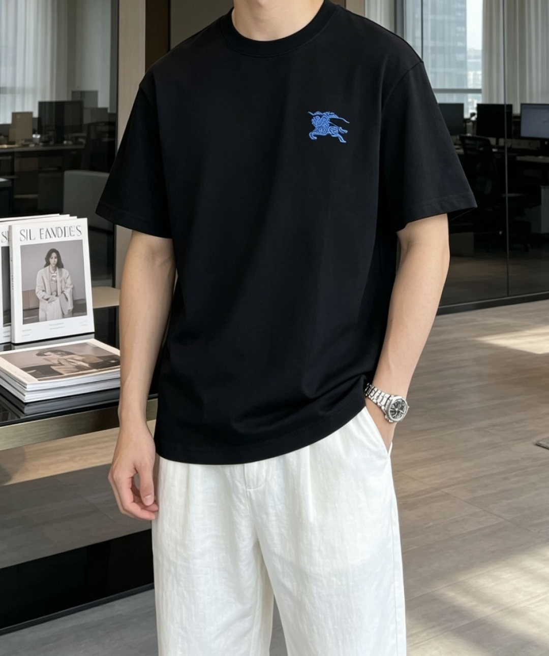 Burberry蓝战马刺绣短袖｜黑白双色上新亮眼蓝色骑士战马刺绣，撞色设计简约吸睛领口内置蓝色织带，细节