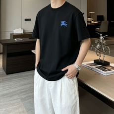 Burberry蓝战马刺绣短袖|黑白双色上新亮眼蓝色骑士战马刺绣,撞色设计简约吸睛领口内置蓝色织带,细节 Burberry蓝战马刺绣短袖|黑白双色上新亮眼蓝色骑士战马刺绣,撞色设计简约吸睛领口内置蓝色织带,细节