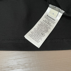 Burberry蓝战马刺绣短袖|黑白双色上新亮眼蓝色骑士战马刺绣,撞色设计简约吸睛领口内置蓝色织带,细节 Burberry蓝战马刺绣短袖|黑白双色上新亮眼蓝色骑士战马刺绣,撞色设计简约吸睛领口内置蓝色织带,细节