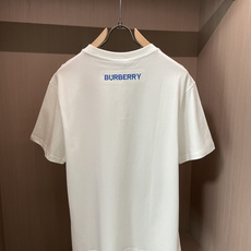 Burberry蓝战马刺绣短袖|黑白双色上新亮眼蓝色骑士战马刺绣,撞色设计简约吸睛领口内置蓝色织带,细节 Burberry蓝战马刺绣短袖|黑白双色上新亮眼蓝色骑士战马刺绣,撞色设计简约吸睛领口内置蓝色织带,细节