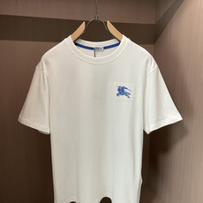 Burberry蓝战马刺绣短袖|黑白双色上新亮眼蓝色骑士战马刺绣,撞色设计简约吸睛领口内置蓝色织带,细节 Burberry蓝战马刺绣短袖|黑白双色上新亮眼蓝色骑士战马刺绣,撞色设计简约吸睛领口内置蓝色织带,细节
