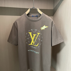LV星球飞船印花短袖|高级灰咖配色撞色黄调LV大标识+星空水钻环绕,搭配飞船小图案设计感拉满重磅透气长绒 LV星球飞船印花短袖|高级灰咖配色撞色黄调LV大标识+星空水钻环绕,搭配飞船小图案设计感拉满重磅透气长绒