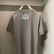 LV星球飞船印花短袖|高级灰咖配色撞色黄调LV大标识+星空水钻环绕,搭配飞船小图案设计感拉满重磅透气长绒 LV星球飞船印花短袖|高级灰咖配色撞色黄调LV大标识+星空水钻环绕,搭配飞船小图案设计感拉满重磅透气长绒