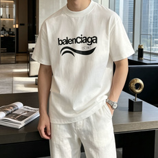 Balenciaga波浪字母短袖|极简白基础款经典弧形波浪logo搭配EST.1917标识,辨识度拉满重 Balenciaga波浪字母短袖|极简白基础款经典弧形波浪logo搭配EST.1917标识,辨识度拉满重
