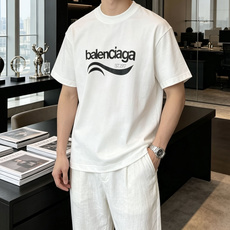 Balenciaga波浪字母短袖|极简白基础款经典弧形波浪logo搭配EST.1917标识,辨识度拉满重 Balenciaga波浪字母短袖|极简白基础款经典弧形波浪logo搭配EST.1917标识,辨识度拉满重