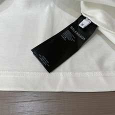 Balenciaga波浪字母短袖|极简白基础款经典弧形波浪logo搭配EST.1917标识,辨识度拉满重 Balenciaga波浪字母短袖|极简白基础款经典弧形波浪logo搭配EST.1917标识,辨识度拉满重