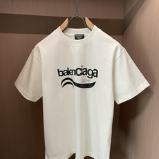 Balenciaga波浪字母短袖|极简白基础款经典弧形波浪logo搭配EST.1917标识,辨识度拉满重 Balenciaga波浪字母短袖|极简白基础款经典弧形波浪logo搭配EST.1917标识,辨识度拉满重