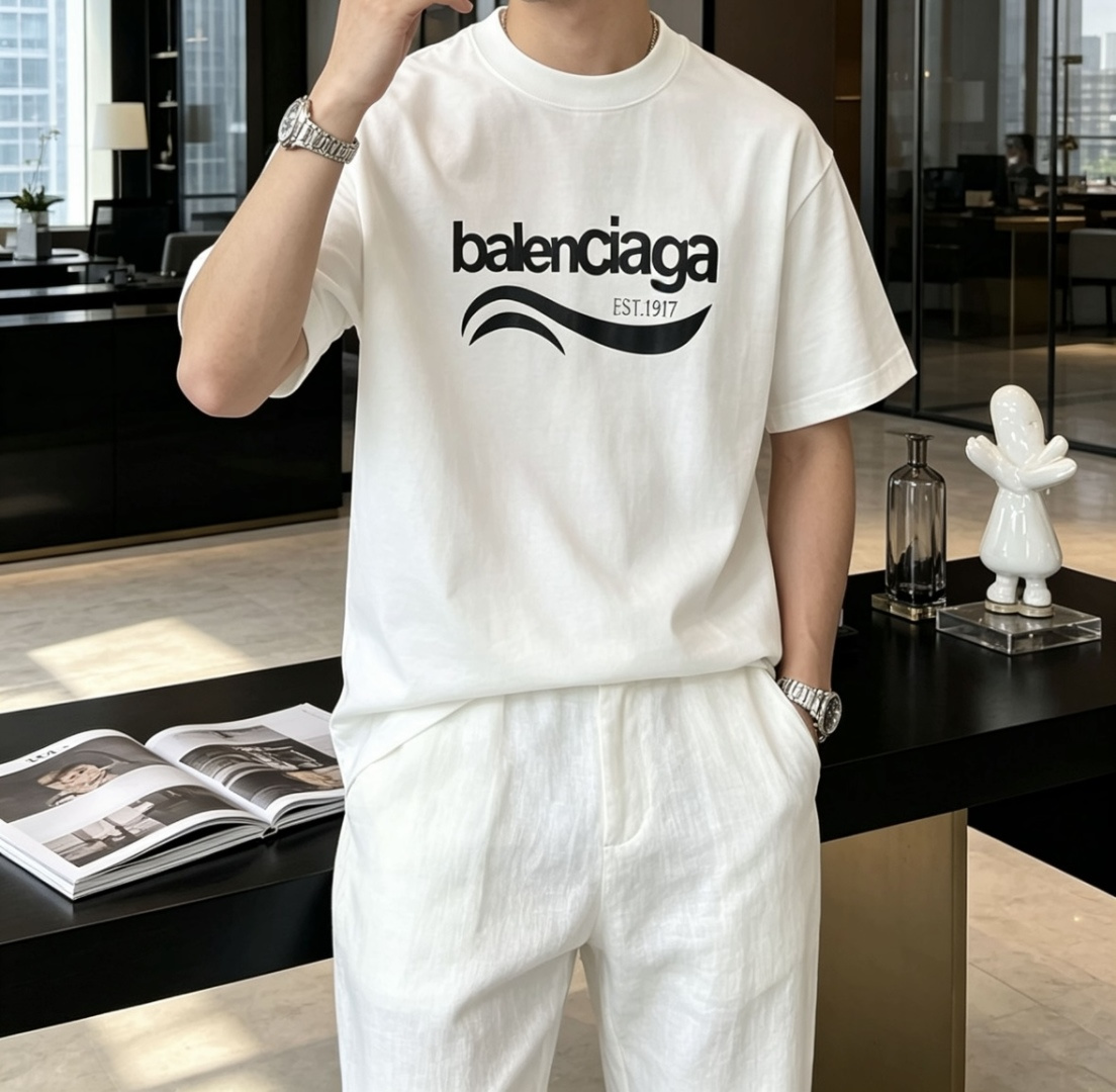 Balenciaga波浪字母短袖｜极简白基础款经典弧形波浪logo搭配EST.1917标识，辨识度拉满重