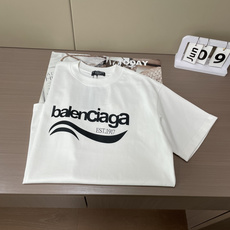 Balenciaga波浪字母短袖|极简白基础款经典弧形波浪logo搭配EST.1917标识,辨识度拉满重 Balenciaga波浪字母短袖|极简白基础款经典弧形波浪logo搭配EST.1917标识,辨识度拉满重