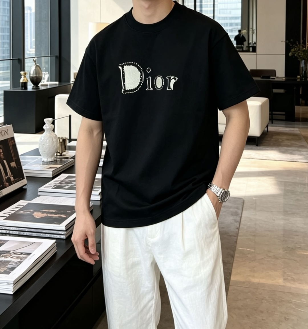 Dior牛仔肌理刺绣字母黑T上线做旧牛仔缝线勾勒复古Dior大字，撞色质感超特别重磅哑光黑精梳棉，垂顺透