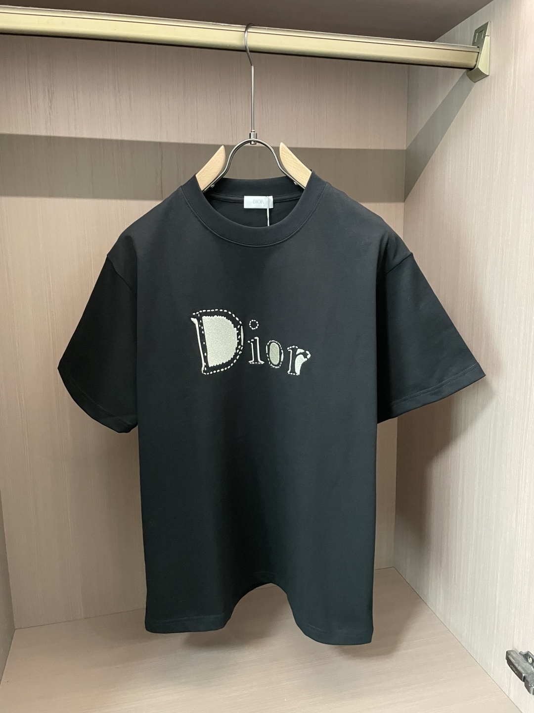 Dior牛仔肌理刺绣字母黑T上线做旧牛仔缝线勾勒复古Dior大字，撞色质感超特别重磅哑光黑精梳棉，垂顺透