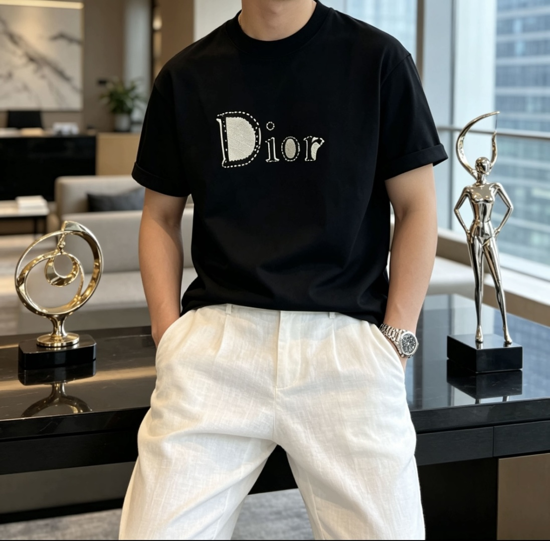 Dior牛仔肌理刺绣字母黑T上线做旧牛仔缝线勾勒复古Dior大字，撞色质感超特别重磅哑光黑精梳棉，垂顺透