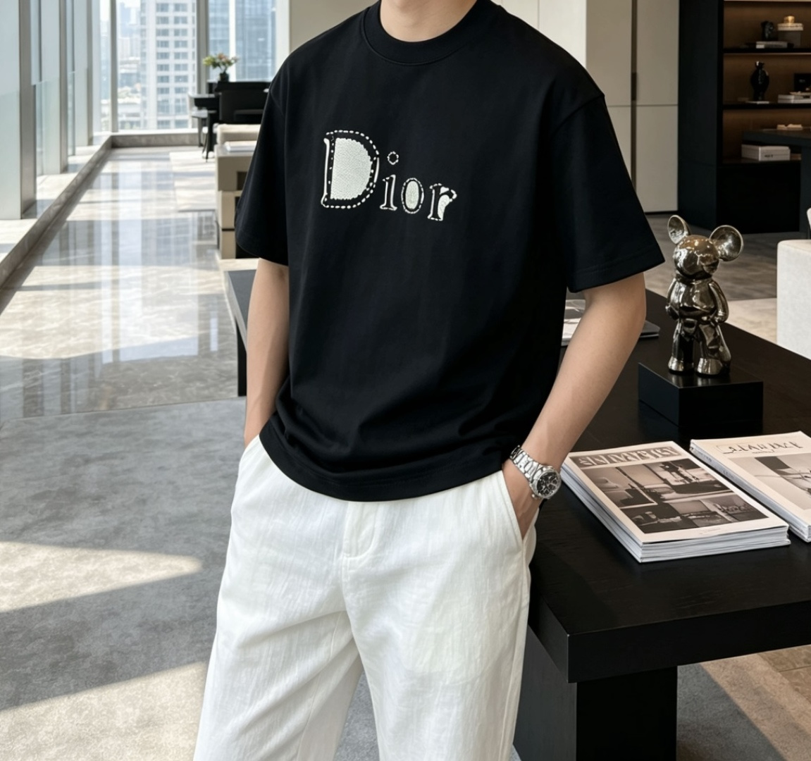 Dior牛仔肌理刺绣字母黑T上线做旧牛仔缝线勾勒复古Dior大字，撞色质感超特别重磅哑光黑精梳棉，垂顺透