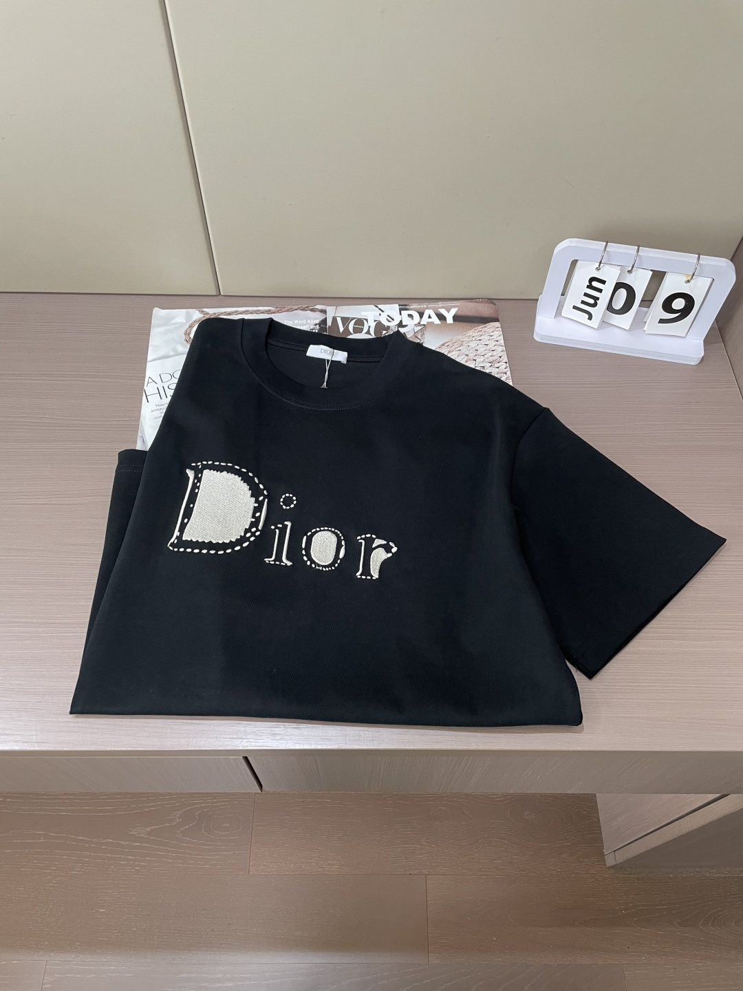 Dior牛仔肌理刺绣字母黑T上线做旧牛仔缝线勾勒复古Dior大字，撞色质感超特别重磅哑光黑精梳棉，垂顺透